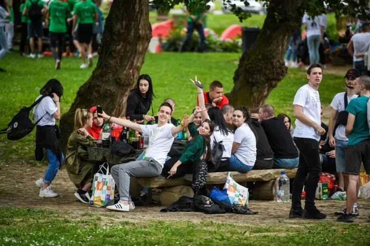 MATURANTI PARTIJAJU UNATOČ KORONI: Spontano su se okupili na Bundeku