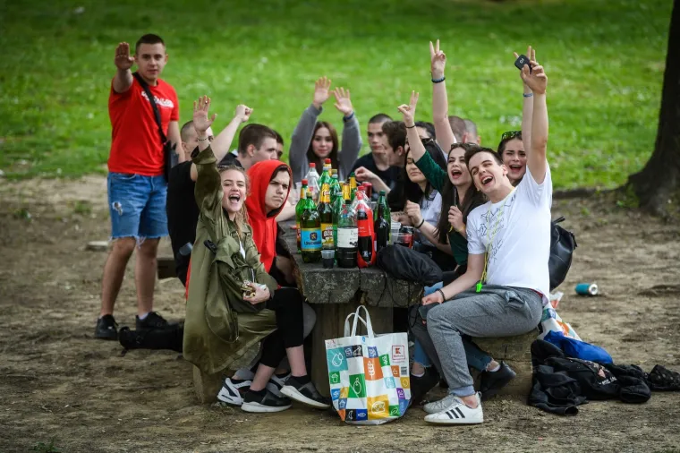 MATURANTI PARTIJAJU UNATOČ KORONI: Spontano su se okupili na Bundeku