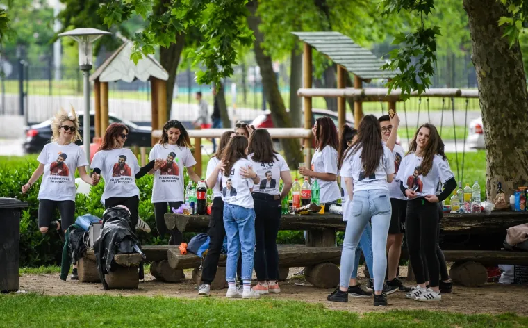 MATURANTI PARTIJAJU UNATOČ KORONI: Spontano su se okupili na Bundeku