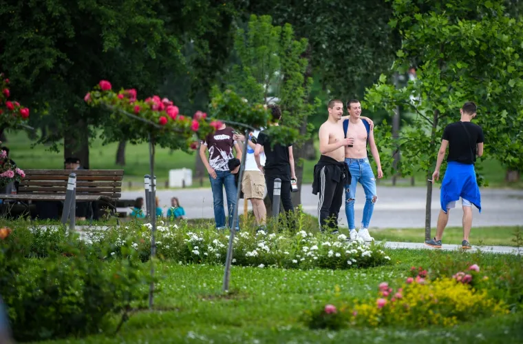 MATURANTI PARTIJAJU UNATOČ KORONI: Spontano su se okupili na Bundeku