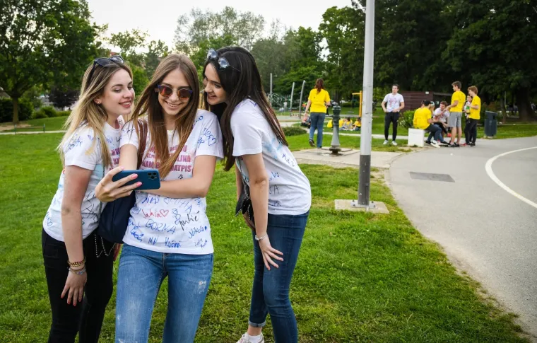 MATURANTI PARTIJAJU UNATOČ KORONI: Spontano su se okupili na Bundeku