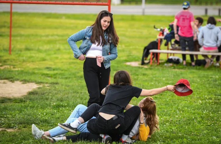 MATURANTI PARTIJAJU UNATOČ KORONI: Spontano su se okupili na Bundeku