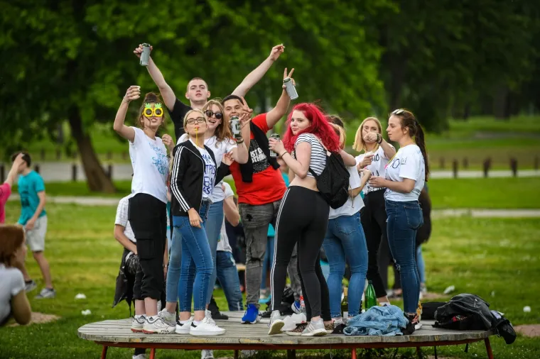 MATURANTI PARTIJAJU UNATOČ KORONI: Spontano su se okupili na Bundeku