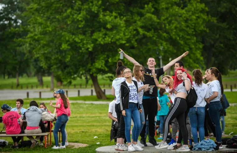 MATURANTI PARTIJAJU UNATOČ KORONI: Spontano su se okupili na Bundeku