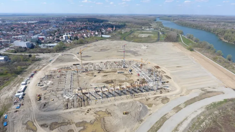 02.04.2020., Osijek - Pogled iz zraka na gradiliste novog stadiona NK Osijek na Pampasu. Stadion ce biti u potpunosti natkriven s 12.850 mjesta i opremljen modernom tehnologijom. Uz stadion ce se nalaziti i nogometni kamp te nekoliko pomocnih terena. 
Photo: Tin Mandic/PIXSELL