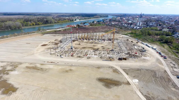02.04.2020., Osijek - Pogled iz zraka na gradiliste novog stadiona NK Osijek na Pampasu. Stadion ce biti u potpunosti natkriven s 12.850 mjesta i opremljen modernom tehnologijom. Uz stadion ce se nalaziti i nogometni kamp te nekoliko pomocnih terena. 
Photo: Tin Mandic/PIXSELL