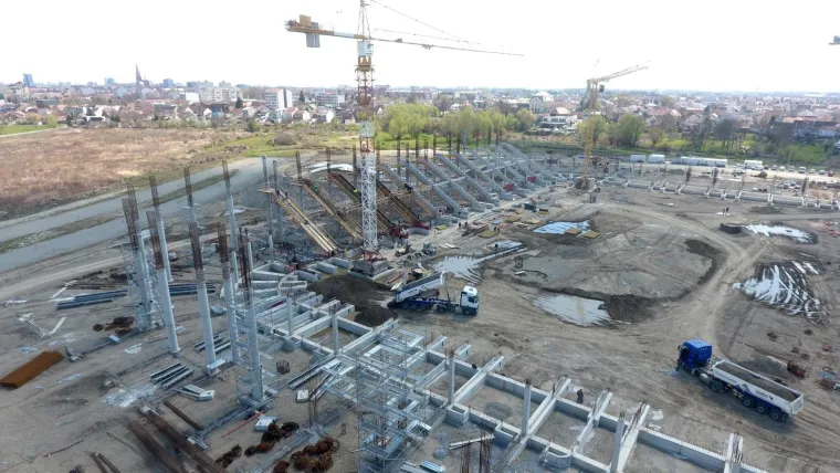 02.04.2020., Osijek - Pogled iz zraka na gradiliste novog stadiona NK Osijek na Pampasu. Stadion ce biti u potpunosti natkriven s 12.850 mjesta i opremljen modernom tehnologijom. Uz stadion ce se nalaziti i nogometni kamp te nekoliko pomocnih terena. 
Photo: Tin Mandic/PIXSELL