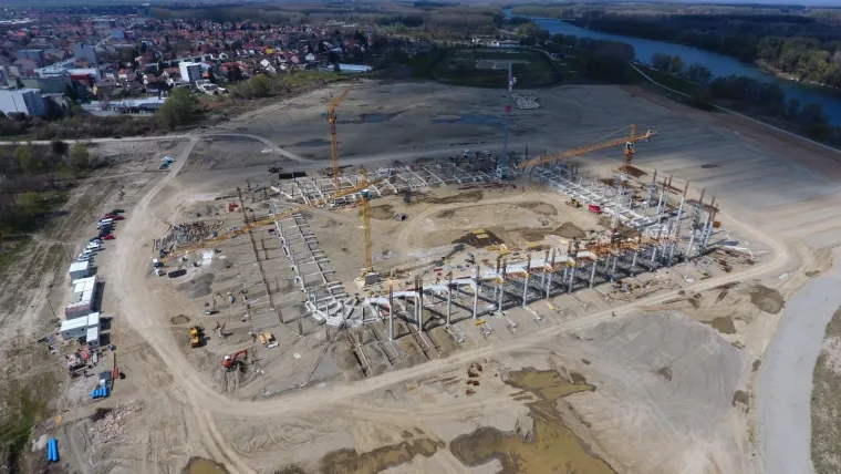 02.04.2020., Osijek - Pogled iz zraka na gradiliste novog stadiona NK Osijek na Pampasu. Stadion ce biti u potpunosti natkriven s 12.850 mjesta i opremljen modernom tehnologijom. Uz stadion ce se nalaziti i nogometni kamp te nekoliko pomocnih terena. 
Photo: Tin Mandic/PIXSELL