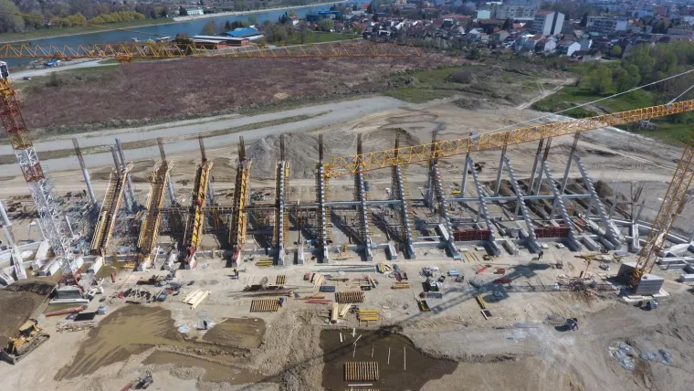 02.04.2020., Osijek - Pogled iz zraka na gradiliste novog stadiona NK Osijek na Pampasu. Stadion ce biti u potpunosti natkriven s 12.850 mjesta i opremljen modernom tehnologijom. Uz stadion ce se nalaziti i nogometni kamp te nekoliko pomocnih terena. 
Photo: Tin Mandic/PIXSELL