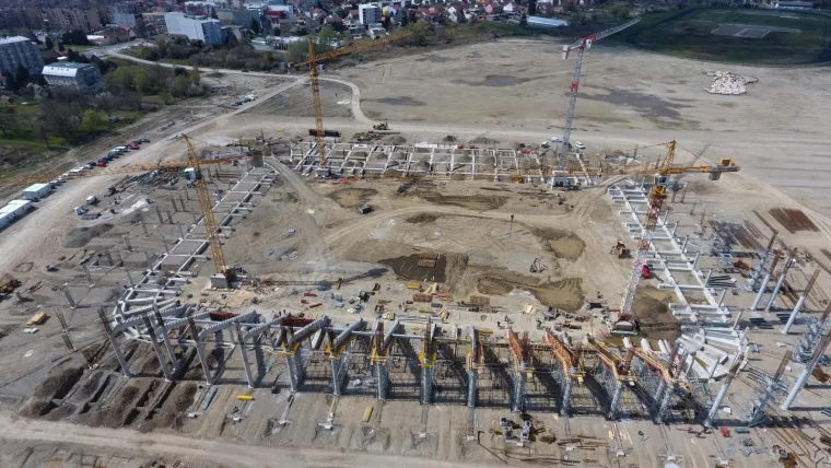 02.04.2020., Osijek - Pogled iz zraka na gradiliste novog stadiona NK Osijek na Pampasu. Stadion ce biti u potpunosti natkriven s 12.850 mjesta i opremljen modernom tehnologijom. Uz stadion ce se nalaziti i nogometni kamp te nekoliko pomocnih terena. 
Photo: Tin Mandic/PIXSELL