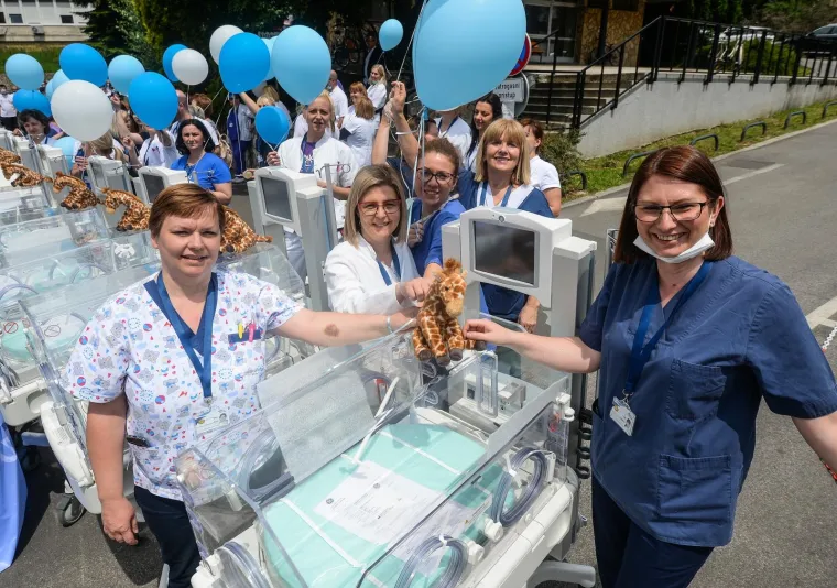 Bad Blue Boysi uz pomoć  sportskih zvijezda Krune Simona i Luke Stepančića donijeli su desam inkubatora u Petrovu bolnicu. Sve je ovo plod humanitarne akcije koju su organizirali roditelji "Palčića" i udruga "Dinamo to smo mi". Akcija se nastavlja i zvat će se "Palčići za Hrvatsku".