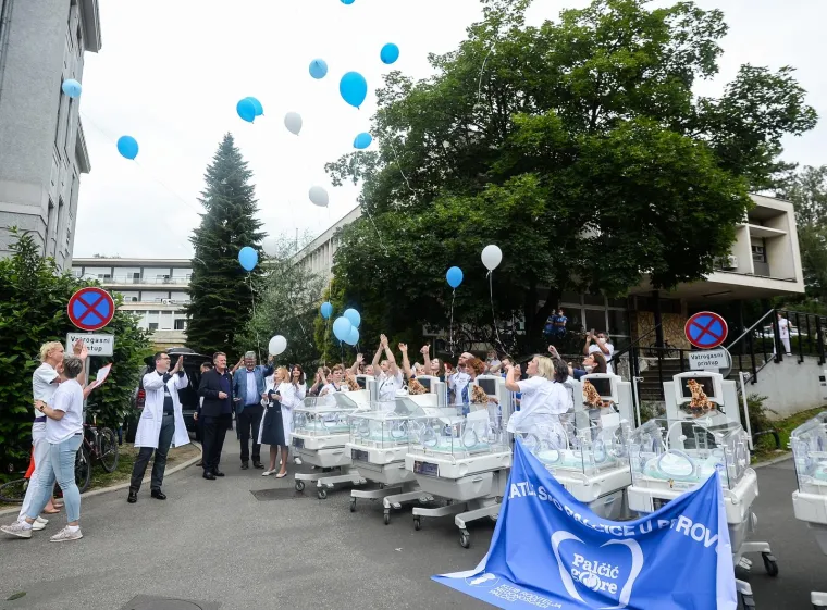 28.05.2020., Zagreb - Primopredaja inkubatora za Odjel neonatologije u Petrovoj bolnici kupljenih u sklopu akcije "Vratimo Palcice u Petrovu" u organizaciji Kluba roditelja nedonoscadi Palcici i Udruge clanova Dinama "Dinamo to smo mi" i navijaca Bad Blue Boysa. Photo: Marko Prpic/PIXSELL