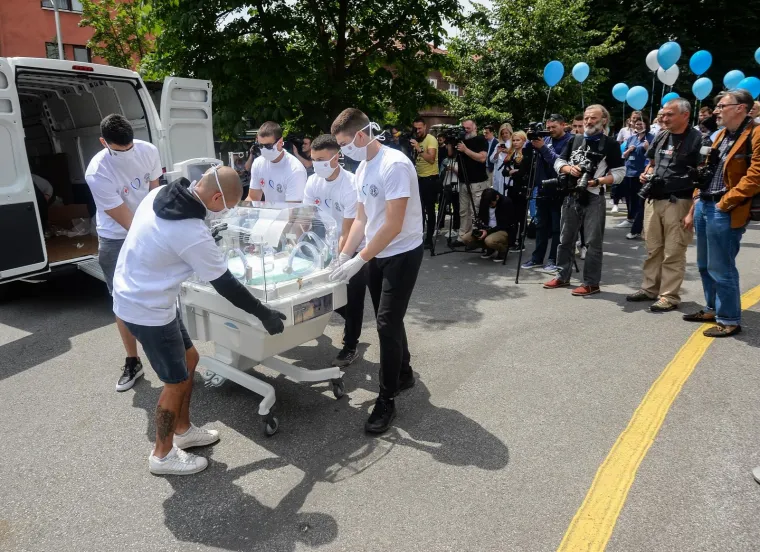 28.05.2020., Zagreb - Primopredaja inkubatora za Odjel neonatologije u Petrovoj bolnici kupljenih u sklopu akcije "Vratimo Palcice u Petrovu" u organizaciji Kluba roditelja nedonoscadi Palcici i Udruge clanova Dinama "Dinamo to smo mi" i navijaca Bad Blue Boysa. Photo: Marko Prpic/PIXSELL