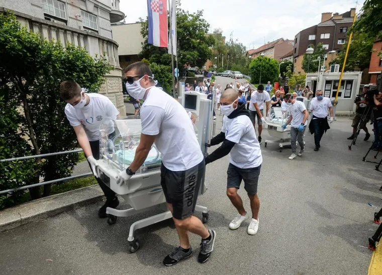 28.05.2020., Zagreb - Primopredaja inkubatora za Odjel neonatologije u Petrovoj bolnici kupljenih u sklopu akcije "Vratimo Palcice u Petrovu" u organizaciji Kluba roditelja nedonoscadi Palcici i Udruge clanova Dinama "Dinamo to smo mi" i navijaca Bad Blue Boysa. Photo: Marko Prpic/PIXSELL