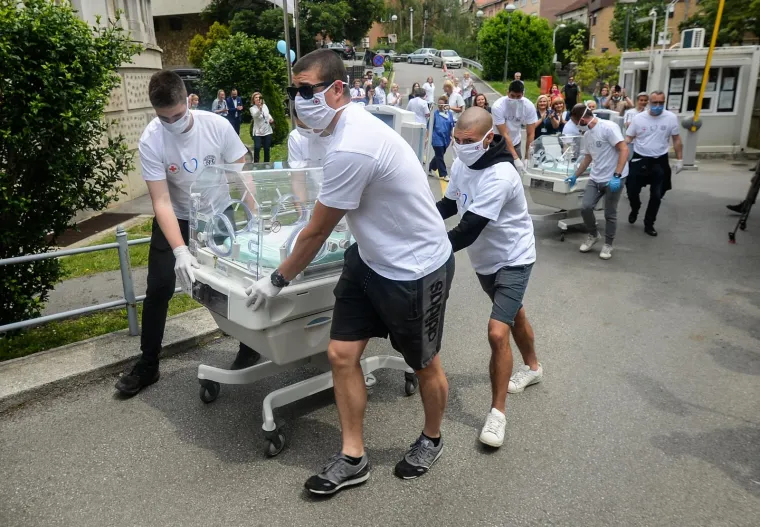 28.05.2020., Zagreb - Primopredaja inkubatora za Odjel neonatologije u Petrovoj bolnici kupljenih u sklopu akcije "Vratimo Palcice u Petrovu" u organizaciji Kluba roditelja nedonoscadi Palcici i Udruge clanova Dinama "Dinamo to smo mi" i navijaca Bad Blue Boysa. Photo: Marko Prpic/PIXSELL