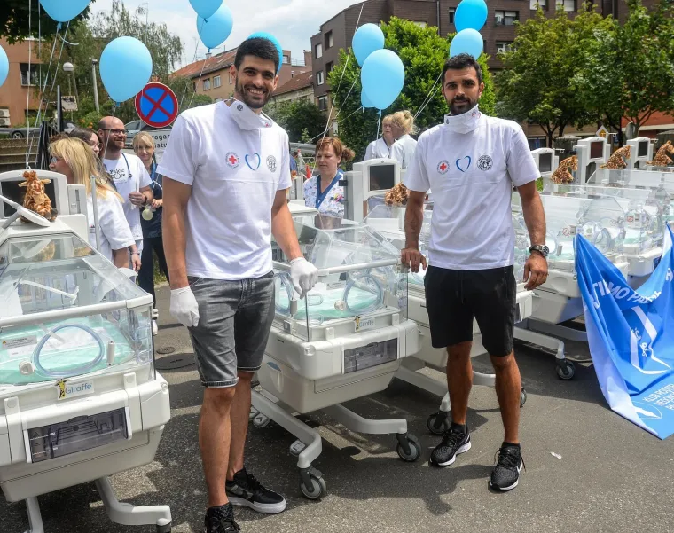28.05.2020., Zagreb - Primopredaja inkubatora za Odjel neonatologije u Petrovoj bolnici kupljenih u sklopu akcije "Vratimo Palcice u Petrovu" u organizaciji Kluba roditelja nedonoscadi Palcici i Udruge clanova Dinama "Dinamo to smo mi" i navijaca Bad Blue Boysa. Luka Stepancic, Krunoslav Simon Photo: Marko Prpic/PIXSELL