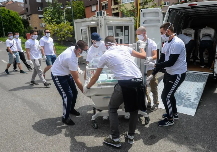 28.05.2020., Zagreb - Primopredaja inkubatora za Odjel neonatologije u Petrovoj bolnici kupljenih u sklopu akcije "Vratimo Palcice u Petrovu" u organizaciji Kluba roditelja nedonoscadi Palcici i Udruge clanova Dinama "Dinamo to smo mi" i navijaca Bad Blue Boysa. Photo: Marko Prpic/PIXSELL
