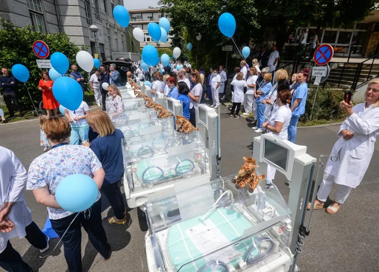 28.05.2020., Zagreb - Primopredaja inkubatora za Odjel neonatologije u Petrovoj bolnici kupljenih u sklopu akcije "Vratimo Palcice u Petrovu" u organizaciji Kluba roditelja nedonoscadi Palcici i Udruge clanova Dinama "Dinamo to smo mi" i navijaca Bad Blue Boysa. Photo: Marko Prpic/PIXSELL