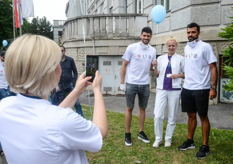 28.05.2020., Zagreb - Primopredaja inkubatora za Odjel neonatologije u Petrovoj bolnici kupljenih u sklopu akcije "Vratimo Palcice u Petrovu" u organizaciji Kluba roditelja nedonoscadi Palcici i Udruge clanova Dinama "Dinamo to smo mi" i navijaca Bad Blue Boysa. Luka Stepancic, Krunoslav Simon. Photo: Marko Prpic/PIXSELL