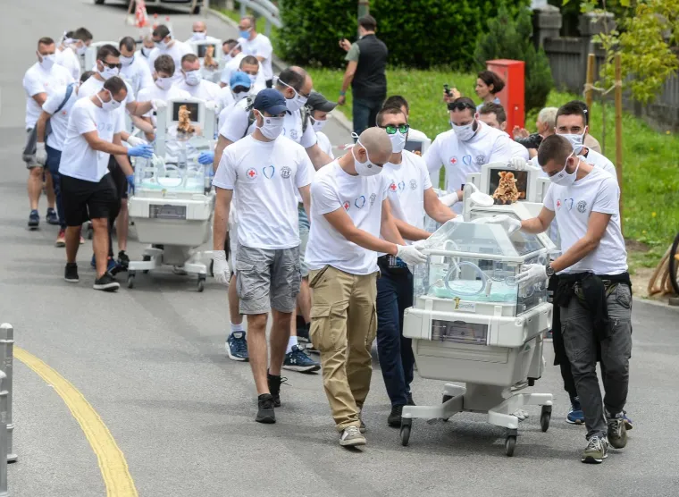 28.05.2020., Zagreb - Primopredaja inkubatora za Odjel neonatologije u Petrovoj bolnici kupljenih u sklopu akcije "Vratimo Palcice u Petrovu" u organizaciji Kluba roditelja nedonoscadi Palcici i Udruge clanova Dinama "Dinamo to smo mi" i navijaca Bad Blue Boysa. Photo: Marko Prpic/PIXSELL