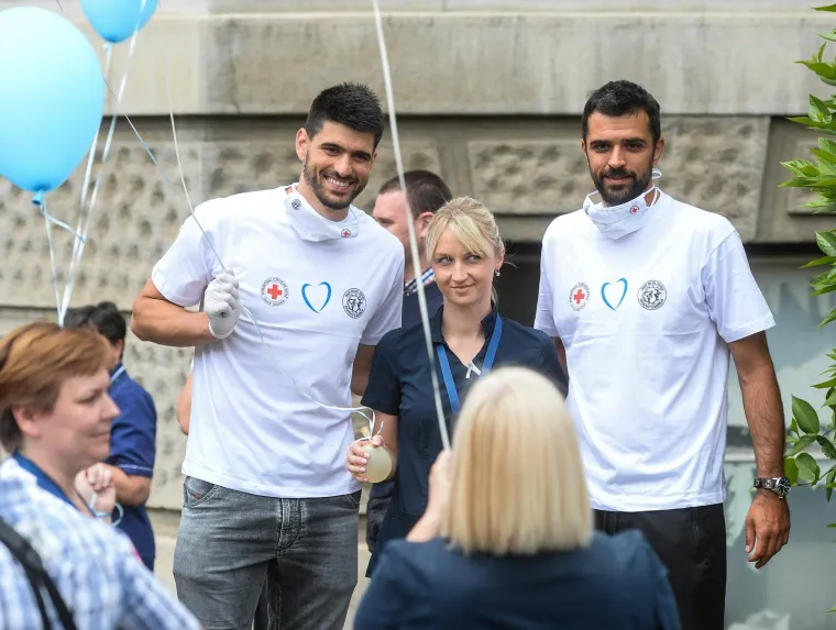 28.05.2020., Zagreb - Primopredaja inkubatora za Odjel neonatologije u Petrovoj bolnici kupljenih u sklopu akcije "Vratimo Palcice u Petrovu" u organizaciji Kluba roditelja nedonoscadi Palcici i Udruge clanova Dinama "Dinamo to smo mi" i navijaca Bad Blue Boysa. Luka Stepancic, Krunoslav Simon. Photo: Marko Prpic/PIXSELL