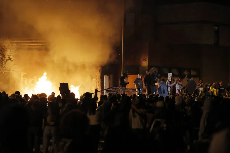 Minneapolis gori zbog smrti nenaoružanog čovjeka: Prosvjednici zapalili policijsku postaju!