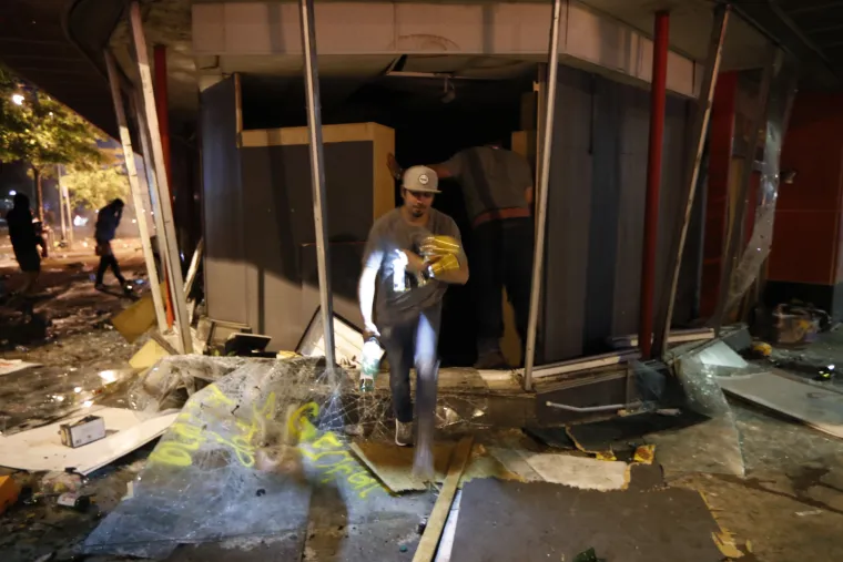 Minneapolis gori zbog smrti nenaoružanog čovjeka: Prosvjednici zapalili policijsku postaju!