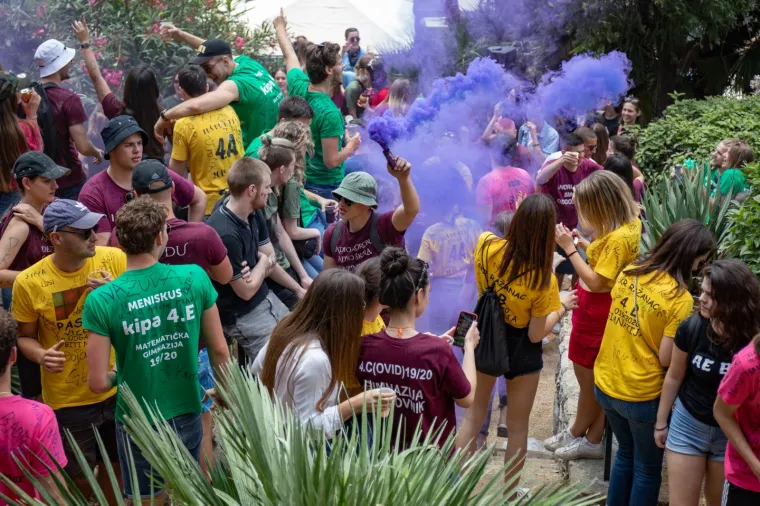Bra&scaron;no i bakljada! Pogledajte kako su maturanti &scaron;irom Hrvatske proslavili kraj &scaron;kole