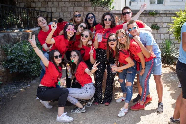 Bra&scaron;no i bakljada! Pogledajte kako su maturanti &scaron;irom Hrvatske proslavili kraj &scaron;kole