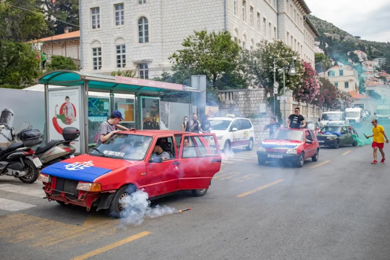 Bra&scaron;no i bakljada! Pogledajte kako su maturanti &scaron;irom Hrvatske proslavili kraj &scaron;kole