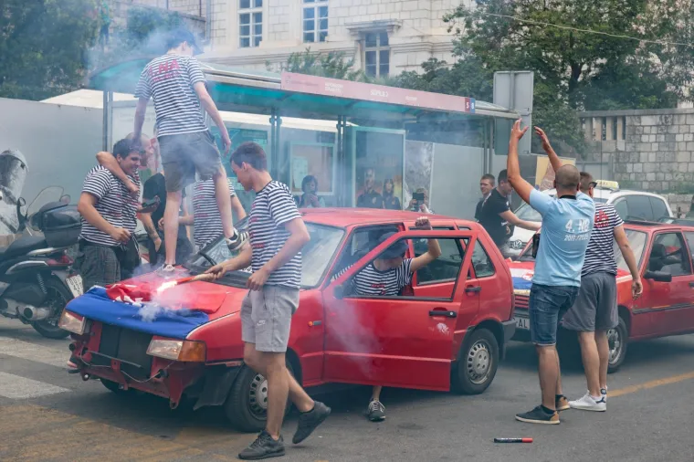 Bra&scaron;no i bakljada! Pogledajte kako su maturanti &scaron;irom Hrvatske proslavili kraj &scaron;kole