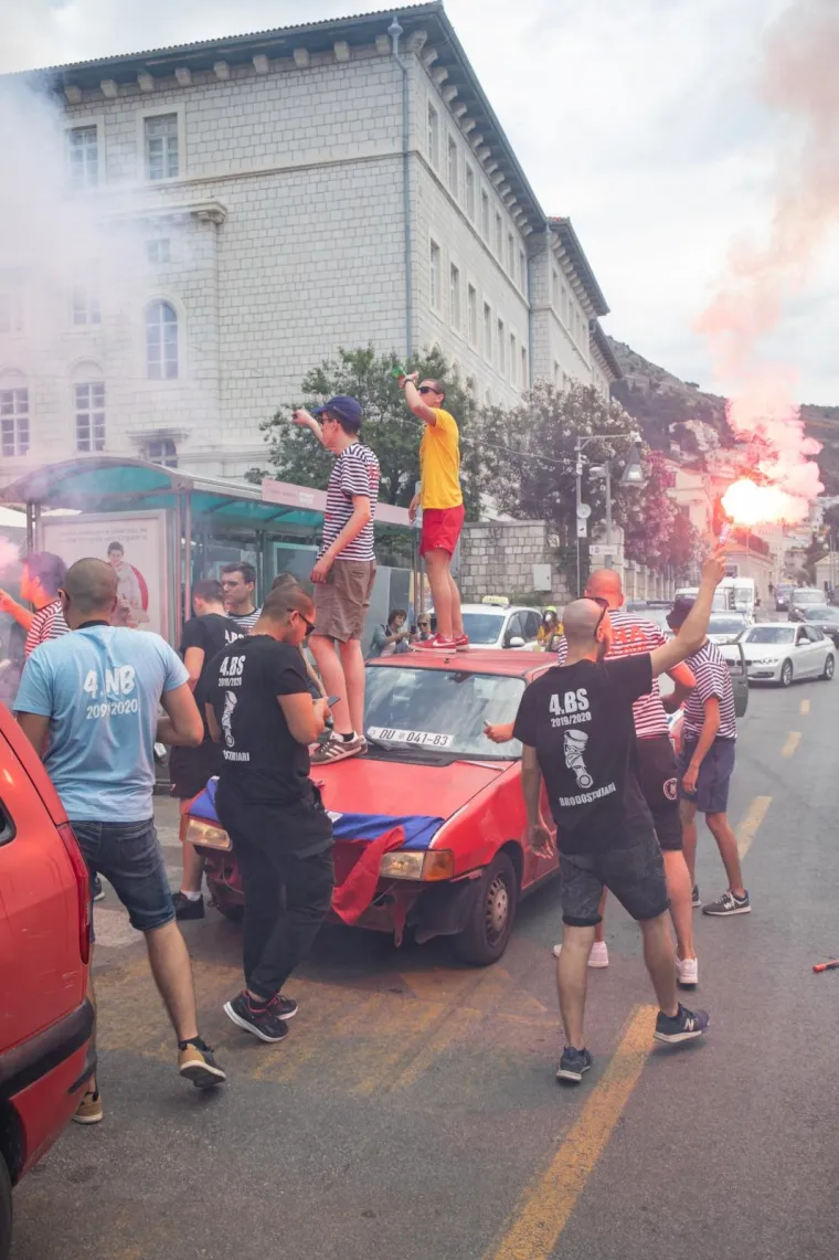 Bra&scaron;no i bakljada! Pogledajte kako su maturanti &scaron;irom Hrvatske proslavili kraj &scaron;kole