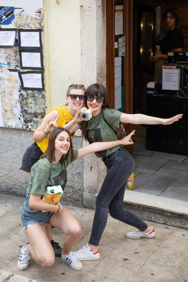 Bra&scaron;no i bakljada! Pogledajte kako su maturanti &scaron;irom Hrvatske proslavili kraj &scaron;kole