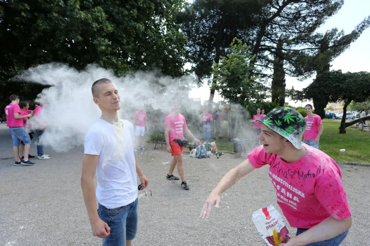 Bra&scaron;no i bakljada! Pogledajte kako su maturanti &scaron;irom Hrvatske proslavili kraj &scaron;kole