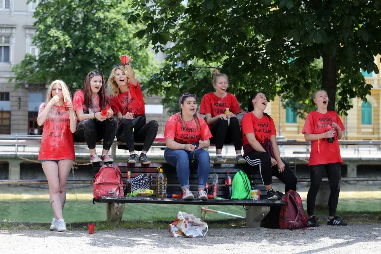 Bra&scaron;no i bakljada! Pogledajte kako su maturanti &scaron;irom Hrvatske proslavili kraj &scaron;kole