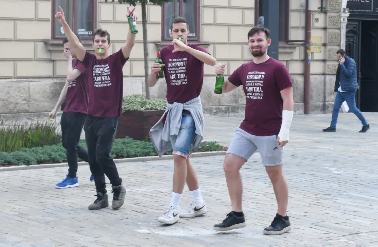 Bra&scaron;no i bakljada! Pogledajte kako su maturanti &scaron;irom Hrvatske proslavili kraj &scaron;kole