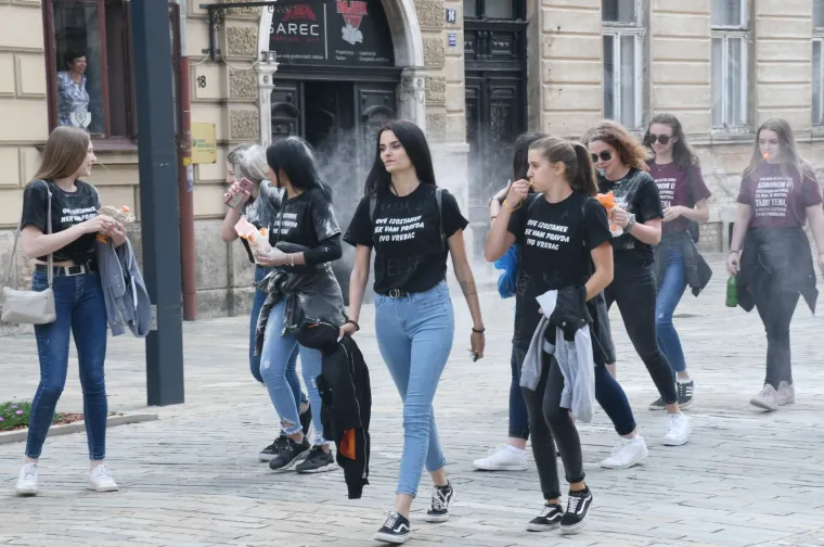 Bra&scaron;no i bakljada! Pogledajte kako su maturanti &scaron;irom Hrvatske proslavili kraj &scaron;kole