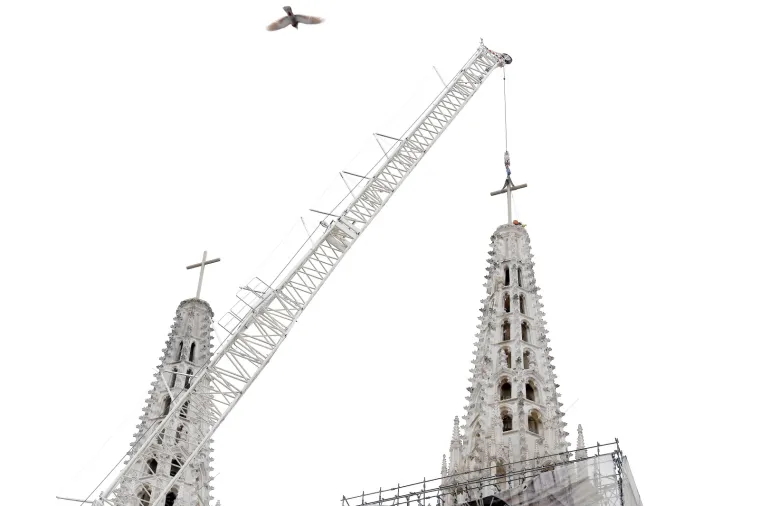 Zagrebačka katedrala dobila i drugi privremeni križ