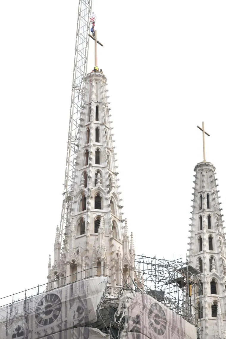 Zagrebačka katedrala dobila i drugi privremeni križ