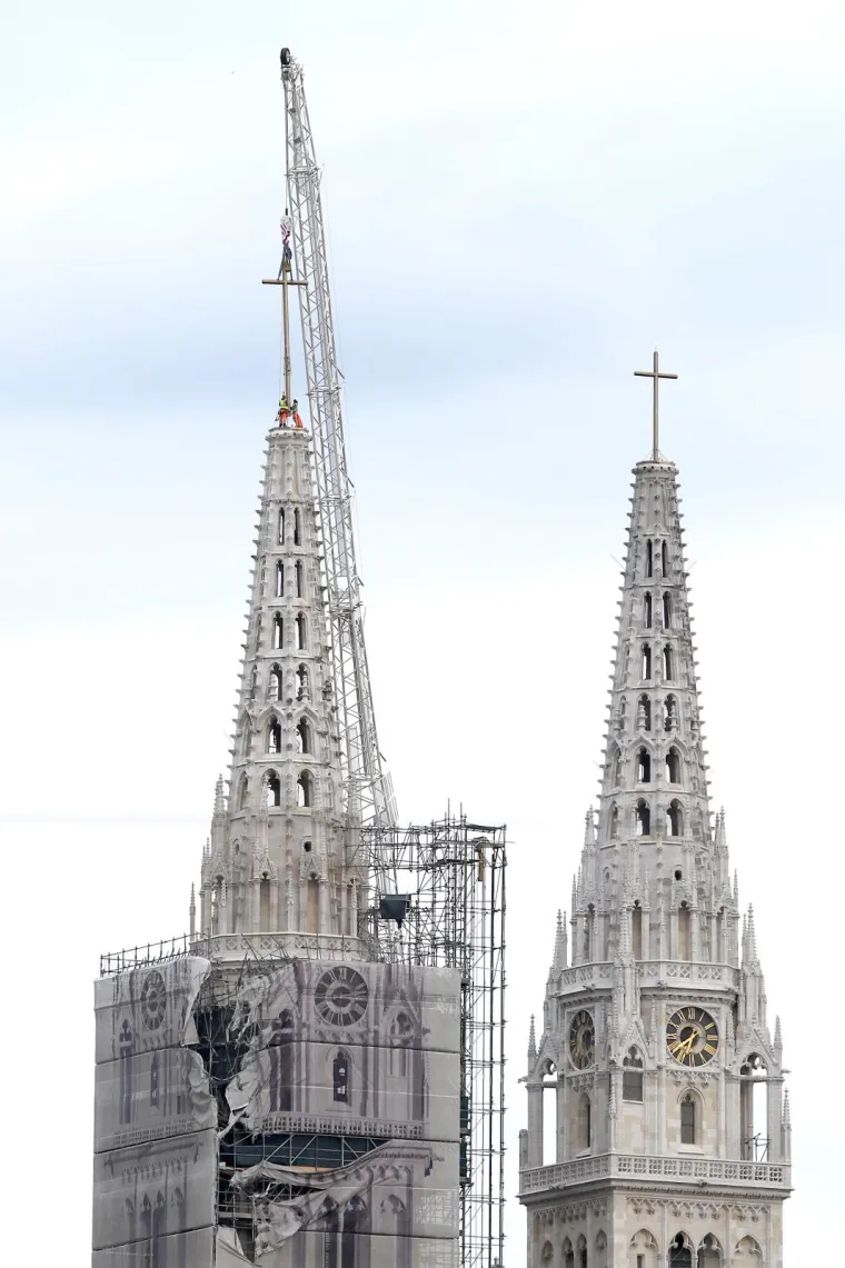 Zagrebačka katedrala dobila i drugi privremeni križ