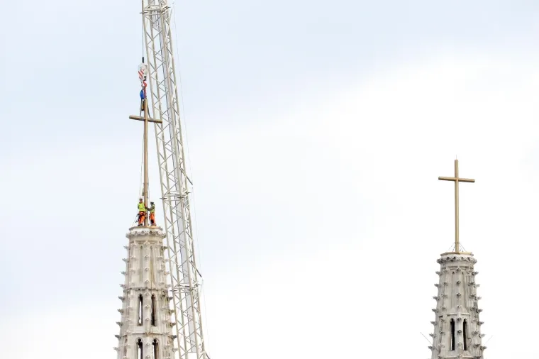 Zagrebačka katedrala dobila i drugi privremeni križ