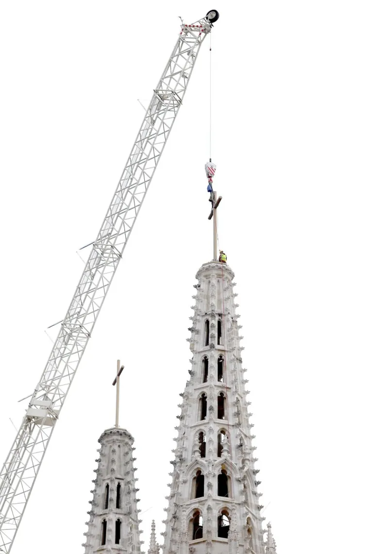 Zagrebačka katedrala dobila i drugi privremeni križ