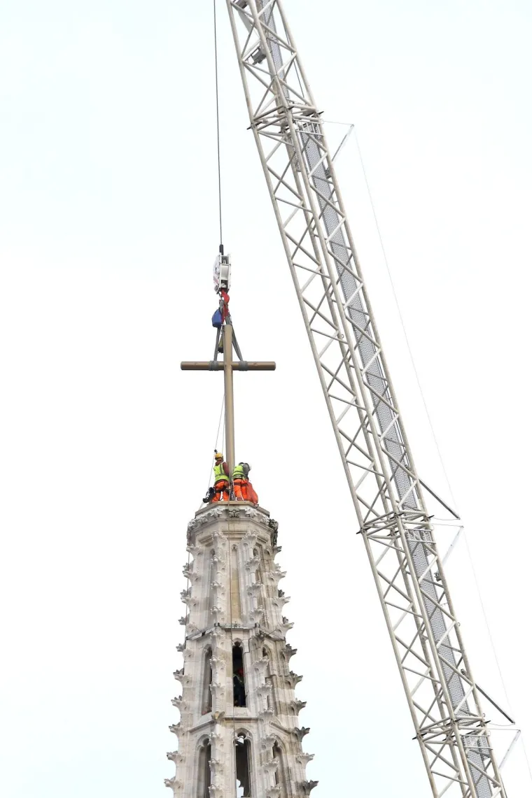 ZAGREBAČKA KATEDRALA: Na južni toranj postavljen je zamjenski križ