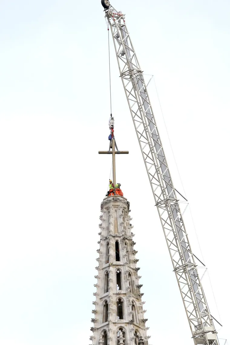 ZAGREBAČKA KATEDRALA: Na južni toranj postavljen je zamjenski križ