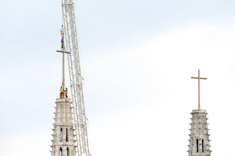 ZAGREBAČKA KATEDRALA: Na južni toranj postavljen je zamjenski križ