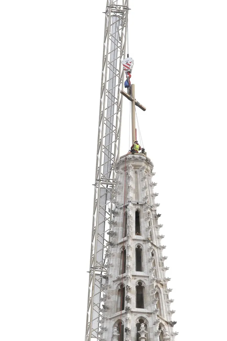 ZAGREBAČKA KATEDRALA: Na južni toranj postavljen je zamjenski križ