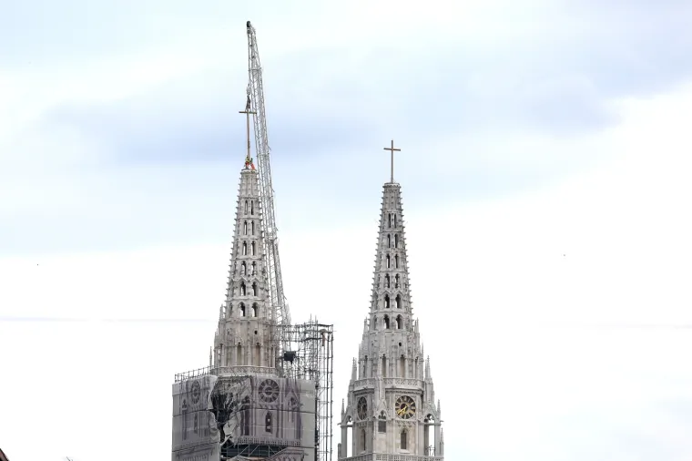 ZAGREBAČKA KATEDRALA: Na južni toranj postavljen je zamjenski križ