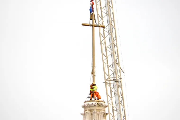 ZAGREBAČKA KATEDRALA: Na južni toranj postavljen je zamjenski križ