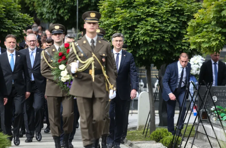 Državni vrh položio vijence na Mirogoju i Krematoriju povodom Dana državnosti