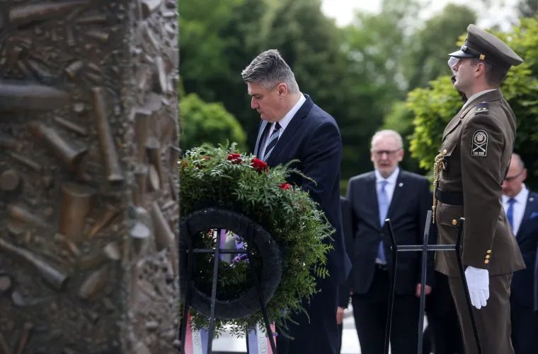 Državni vrh položio vijence na Mirogoju i Krematoriju povodom Dana državnosti